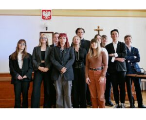 Zdjęcie trzynastu członków Młodzieżowej Rady Powiatu Średzkiego