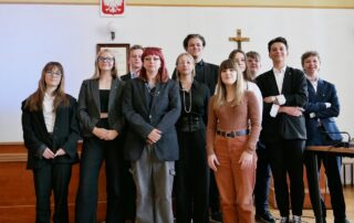 Zdjęcie trzynastu członków Młodzieżowej Rady Powiatu Średzkiego